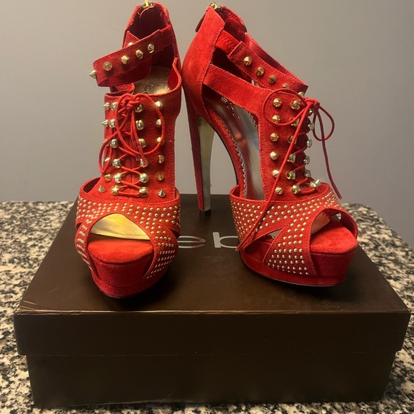 New with box Bebe Red/gold studded heels - Picture 2 of 4